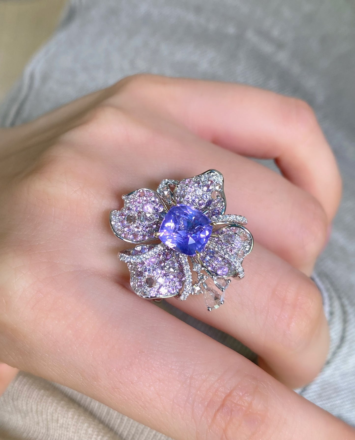 Elegant Flower Design 3.03ct Unheated Purple-Blue Sapphire Ring with 18K Gold and Diamond