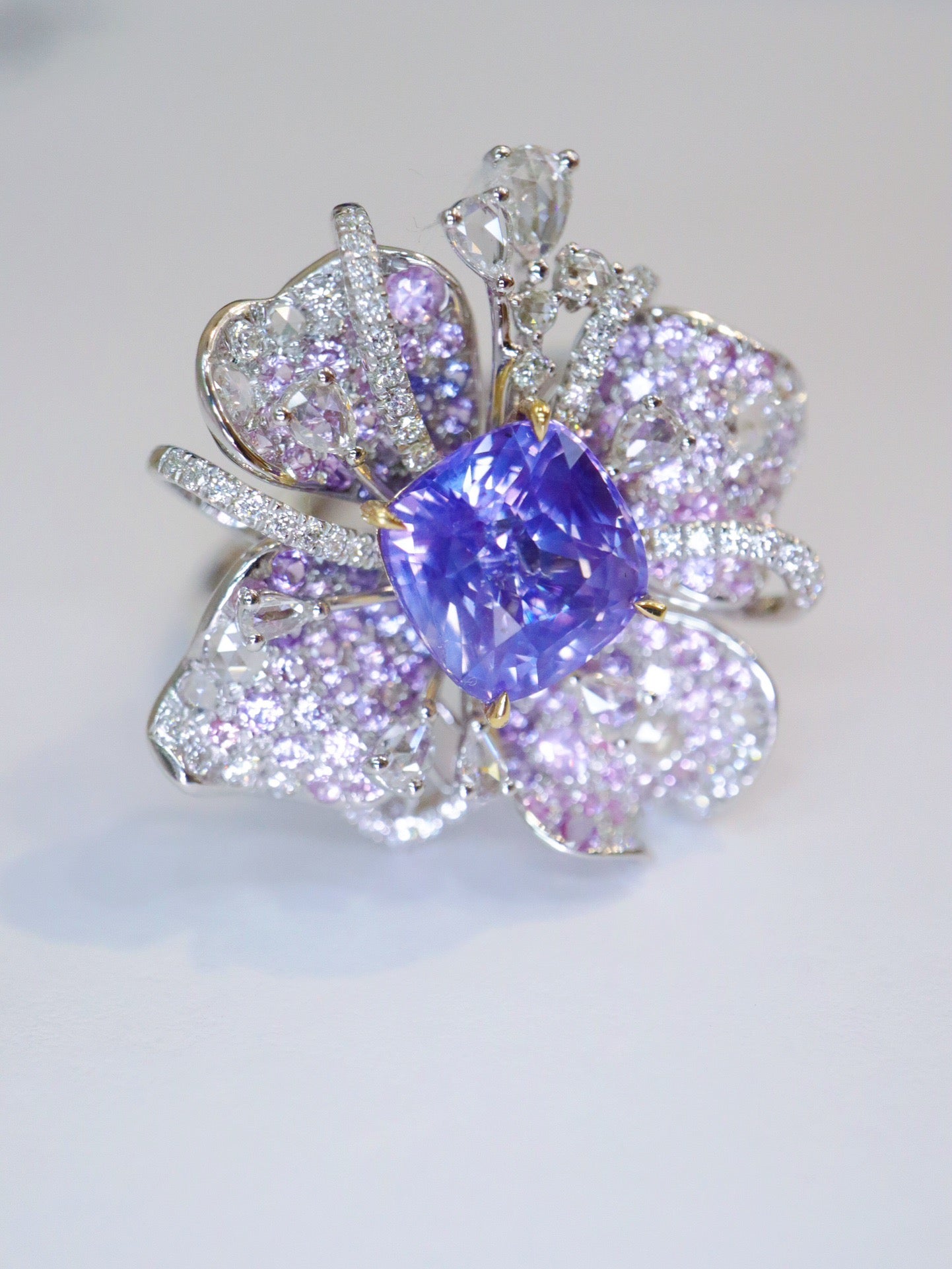 Serwa Jewellery | Elegant Flower Design 3.03ct Unheated Purple-Blue Sapphire Ring with 18K Gold and Diamond