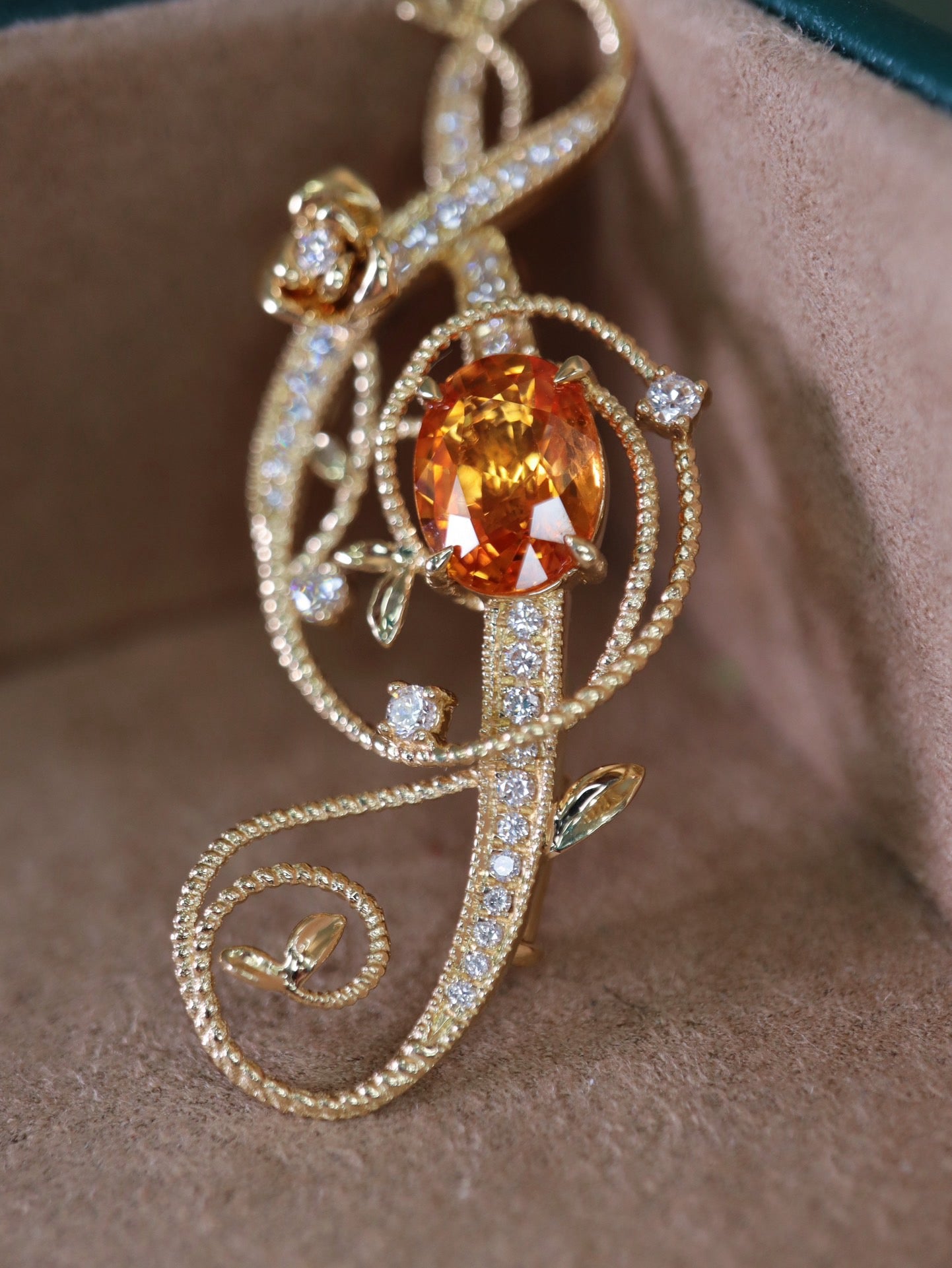 Château de Romance – Fanta Garnet Melody Brooch