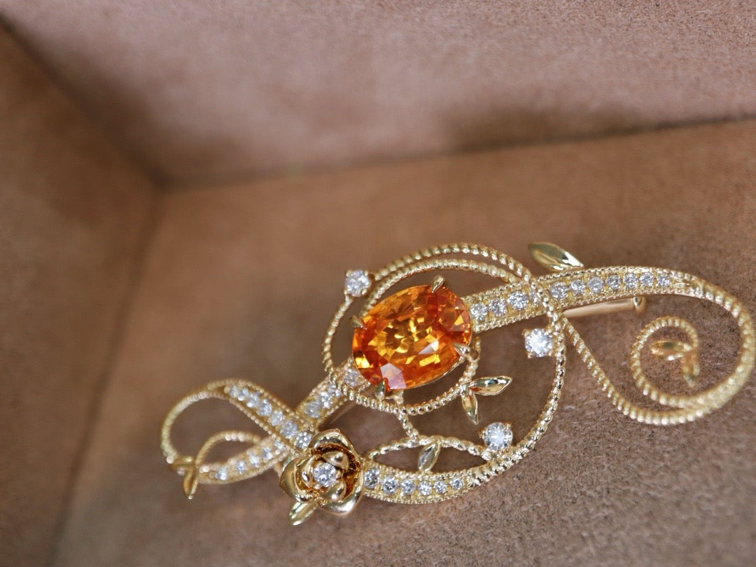 Château de Romance – Fanta Garnet Melody Brooch