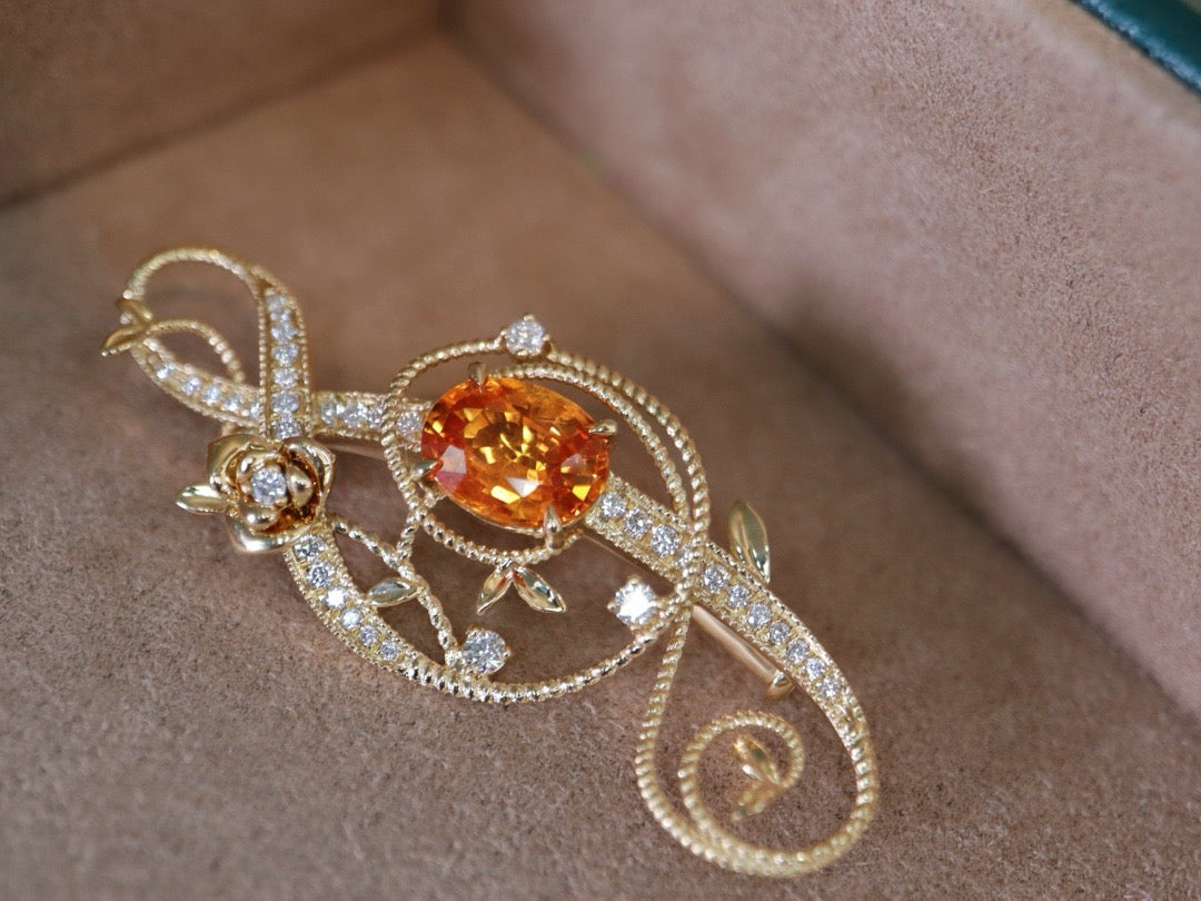 Château de Romance – Fanta Garnet Melody Brooch