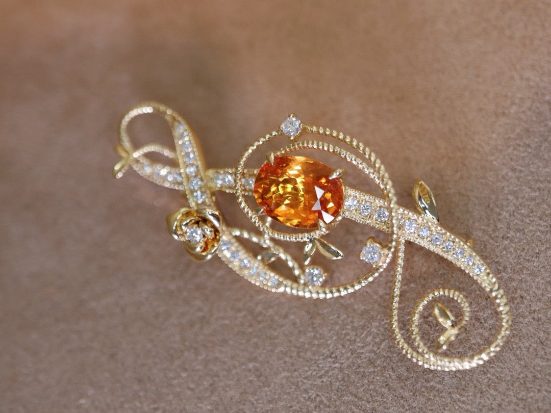 Château de Romance – Fanta Garnet Melody Brooch