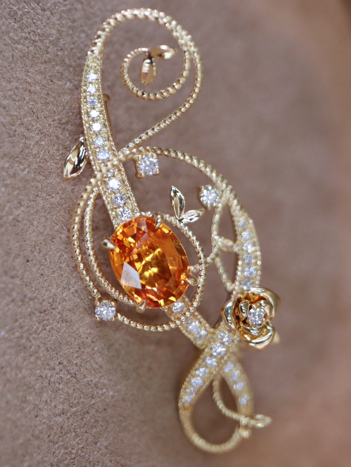 Château de Romance – Fanta Garnet Melody Brooch