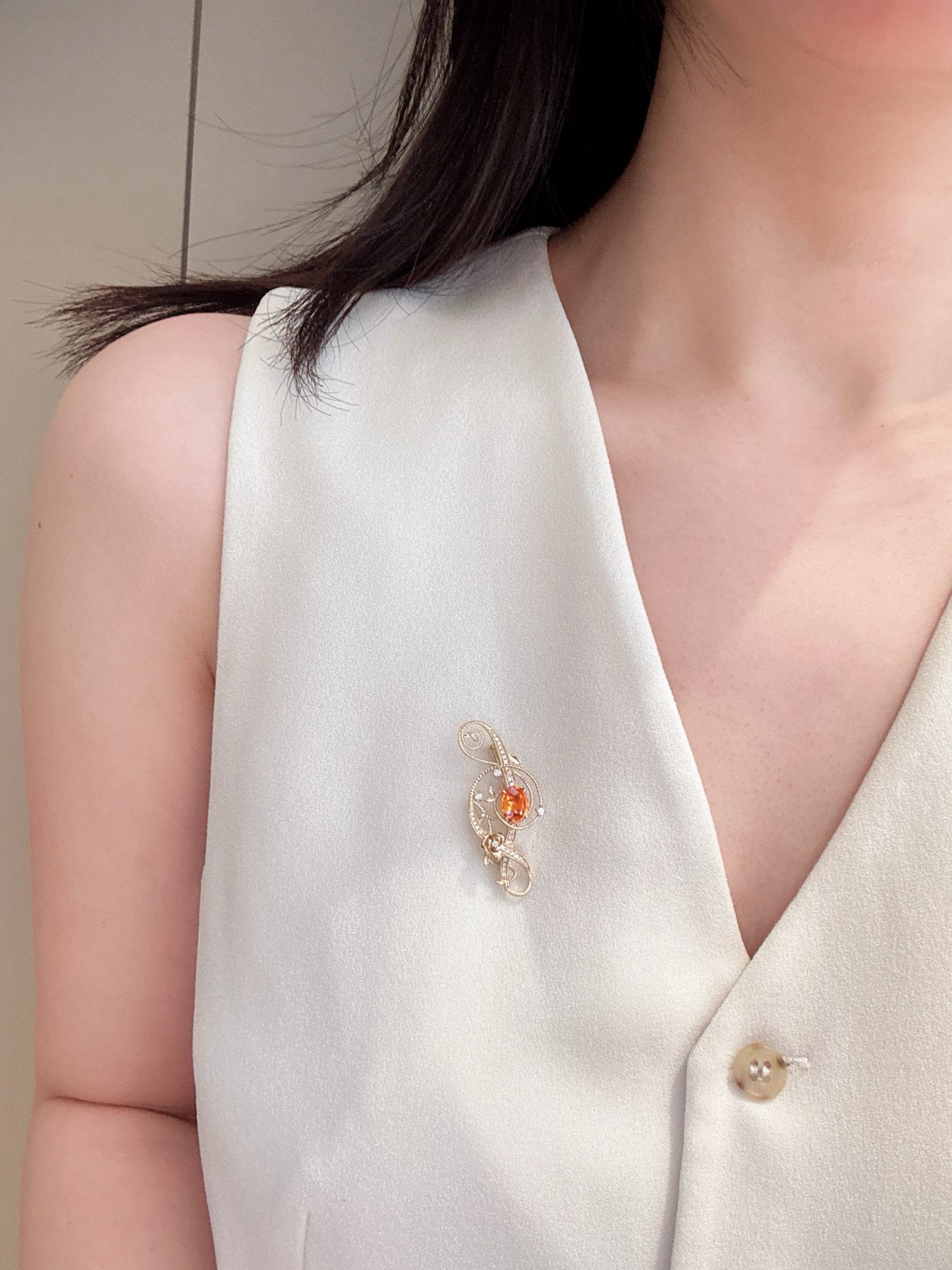 Château de Romance – Fanta Garnet Melody Brooch
