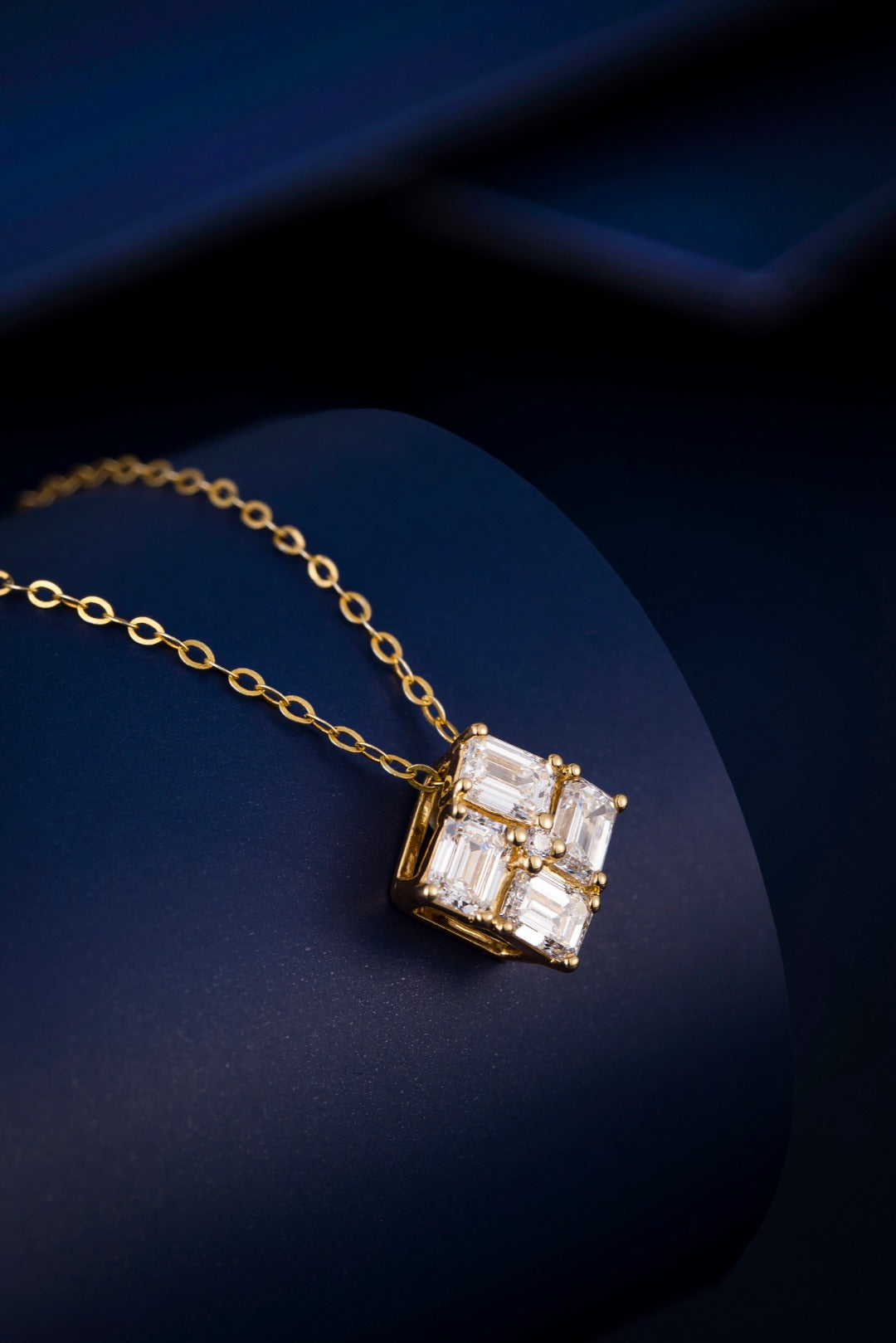 Serwa Jewellery | Radiant Solitaire – 18K Gold Lab-Grown Diamond Pendant