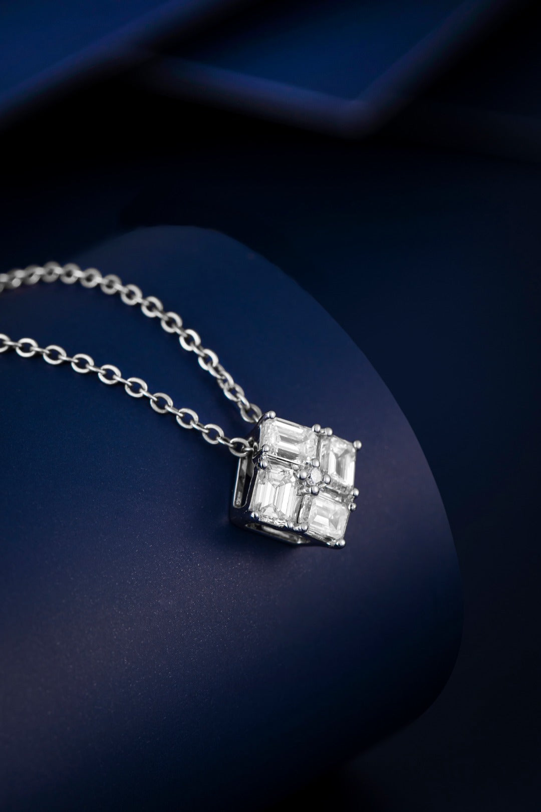 Serwa Jewellery | Radiant Solitaire – 18K Gold Lab-Grown Diamond Pendant