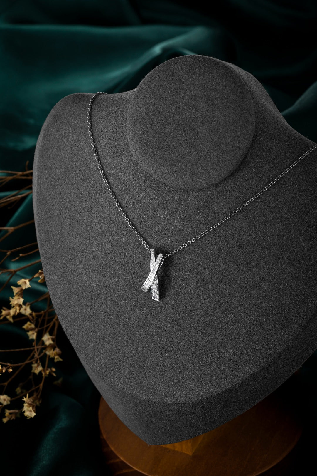Serwa Jewellery | Parallel Grace – 14K Lab-Grown Diamond Pendant