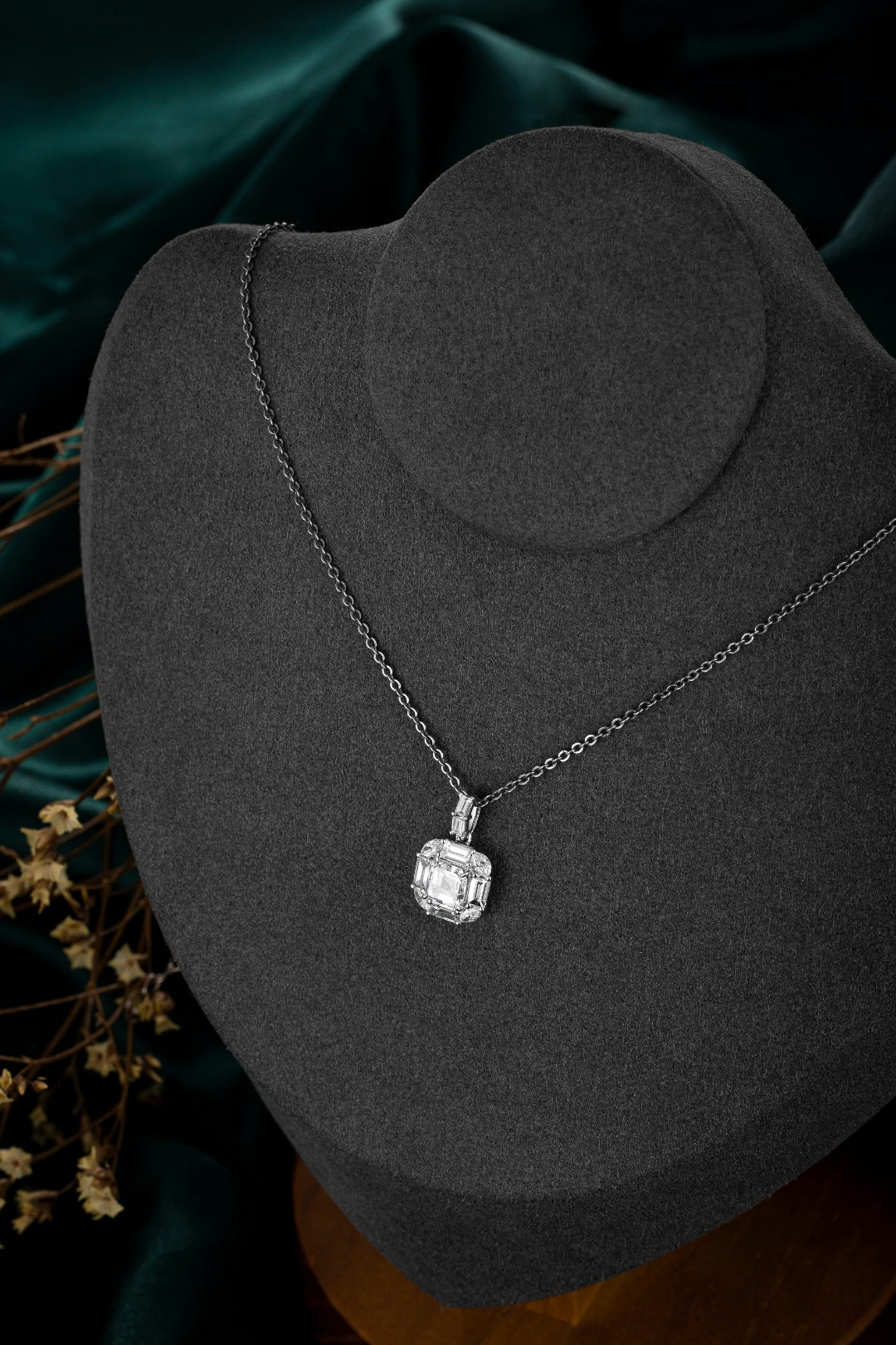 Serwa Jewellery | Radiant Frame – 14K Lab-Grown Diamond Pendant