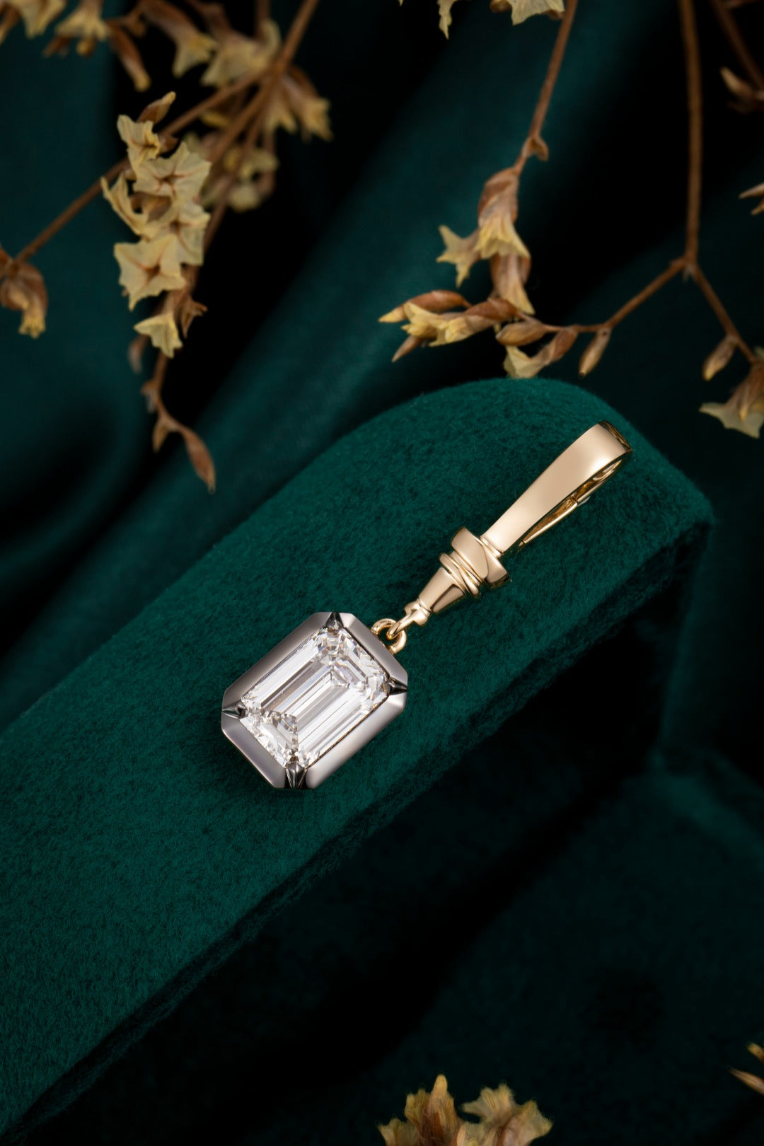 Serwa Jewellery | Emerald Poise – 14K Lab-Grown Diamond Pendant