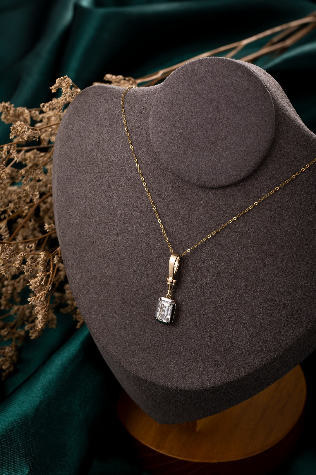 Serwa Jewellery | Emerald Poise – 14K Lab-Grown Diamond Pendant