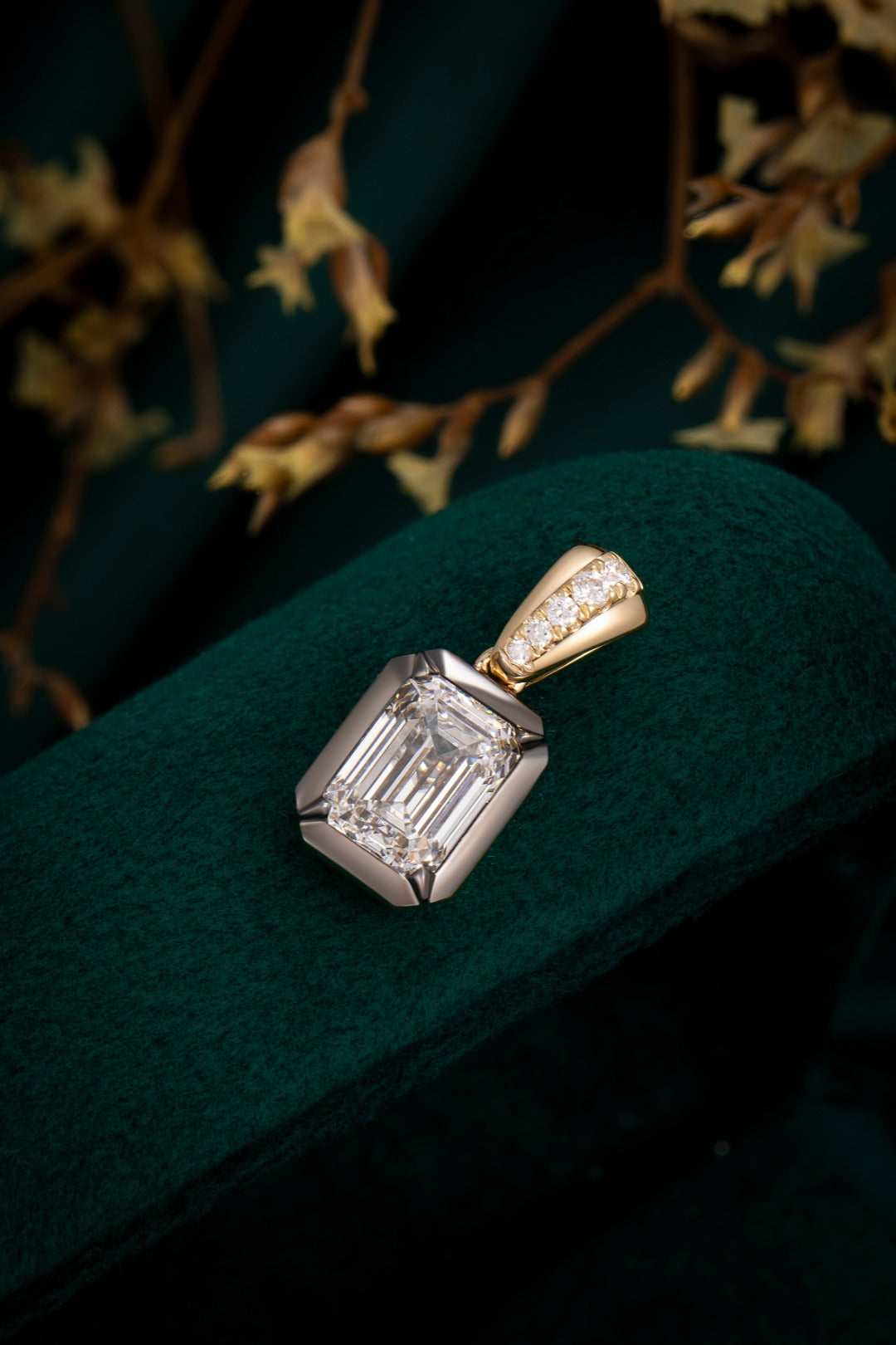 Serwa Jewellery | Emerald Halo – 14K Lab-Grown Diamond Pendant