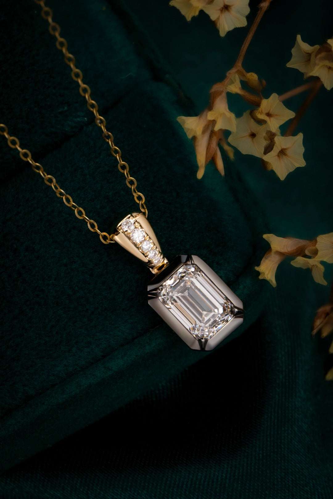 Serwa Jewellery | Emerald Halo – 14K Lab-Grown Diamond Pendant