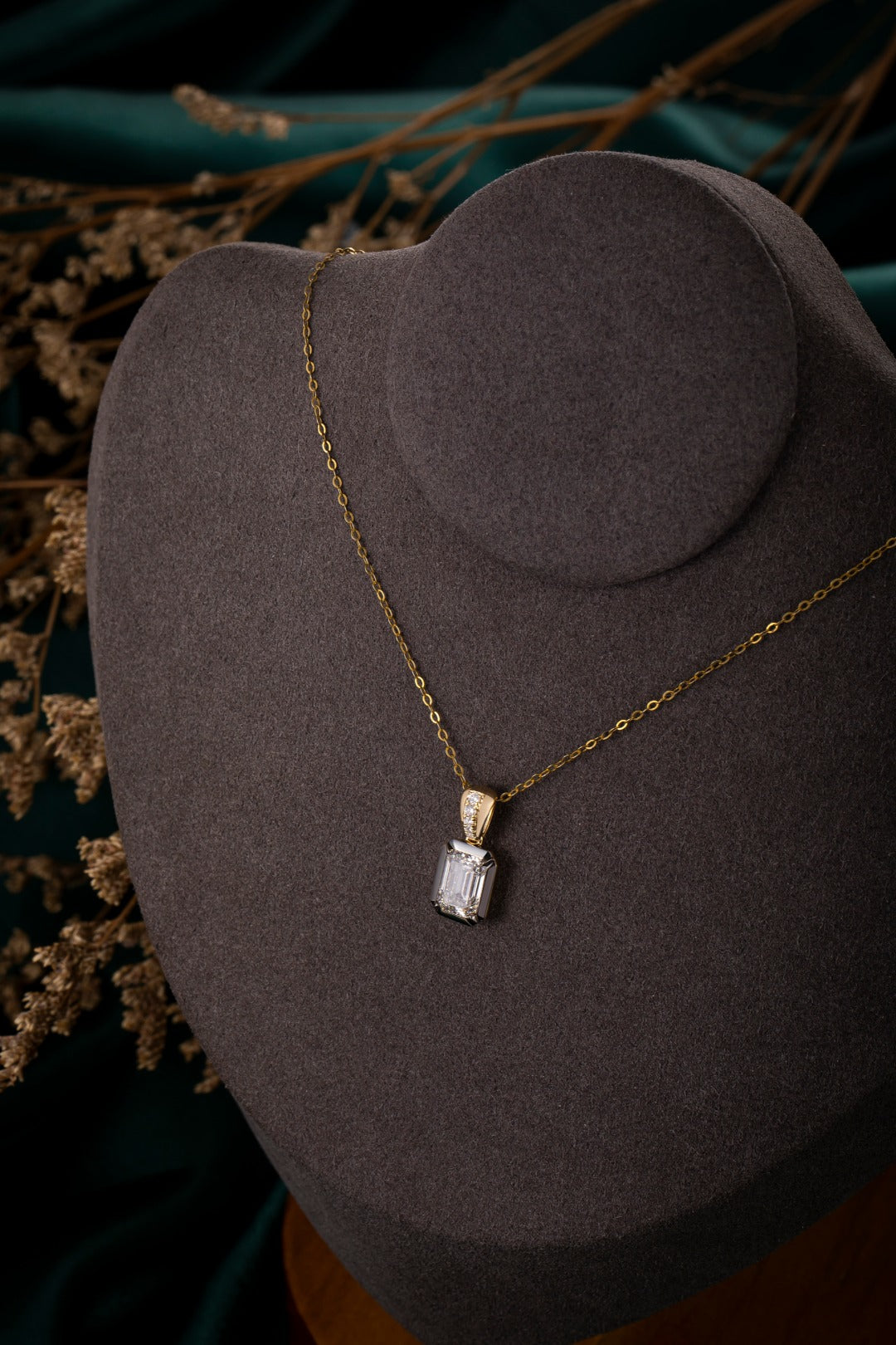 Serwa Jewellery | Emerald Halo – 14K Lab-Grown Diamond Pendant