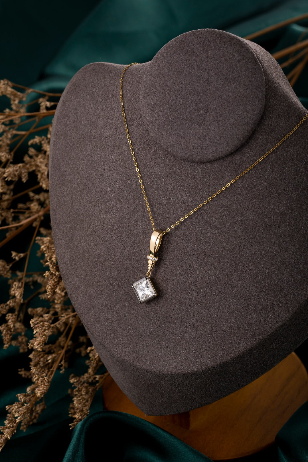 Serwa Jewellery | Radiant Square – 14K Lab-Grown Diamond Pendant