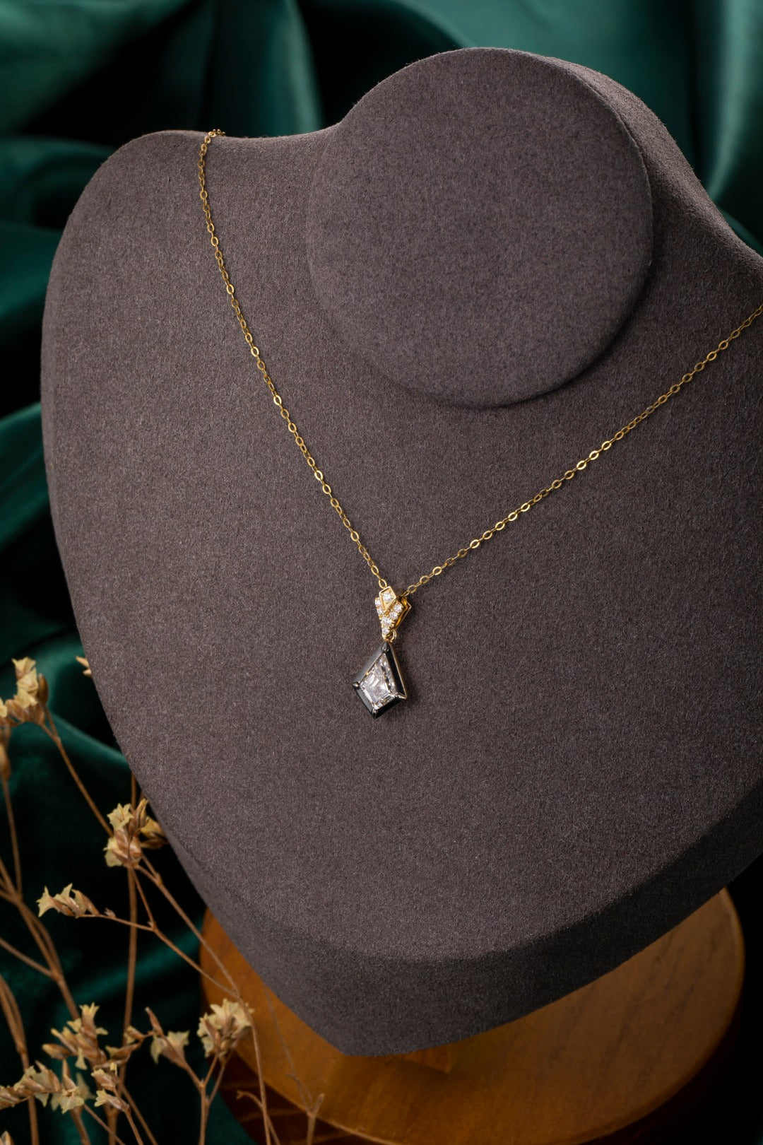 Serwa Jewellery | Geometric Grace – 14K Lab-Grown Diamond Pendant