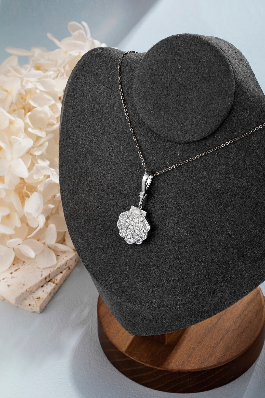 Serwa Jewellery | Luminous Shell – 14K Lab-Grown Diamond Pendant